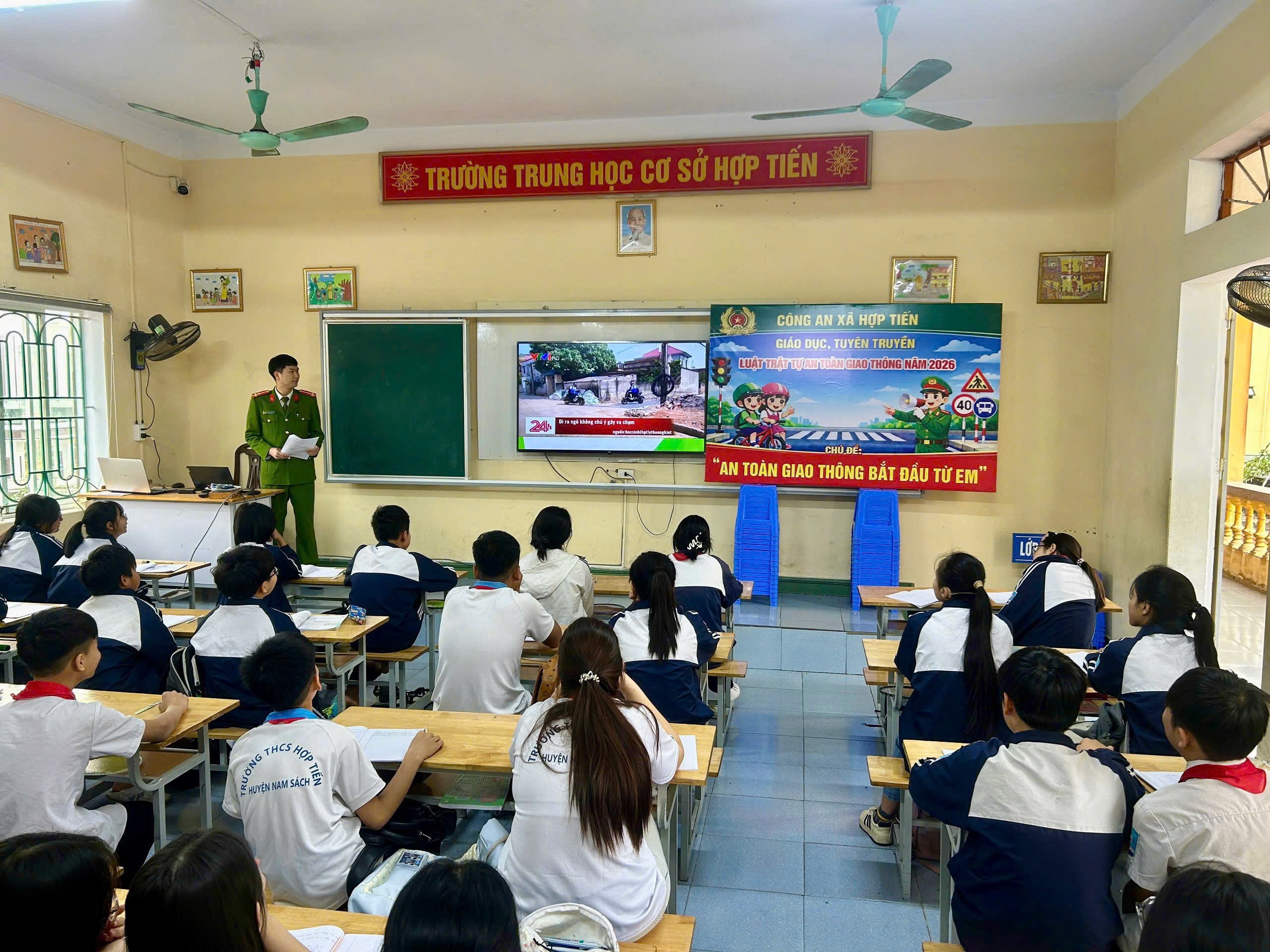 Công an xã Hợp Tiến: Tổ chức tuyên truyền, giáo dục pháp luật về trật tự an toàn giao thông cho học sinh THCS trên địa bàn